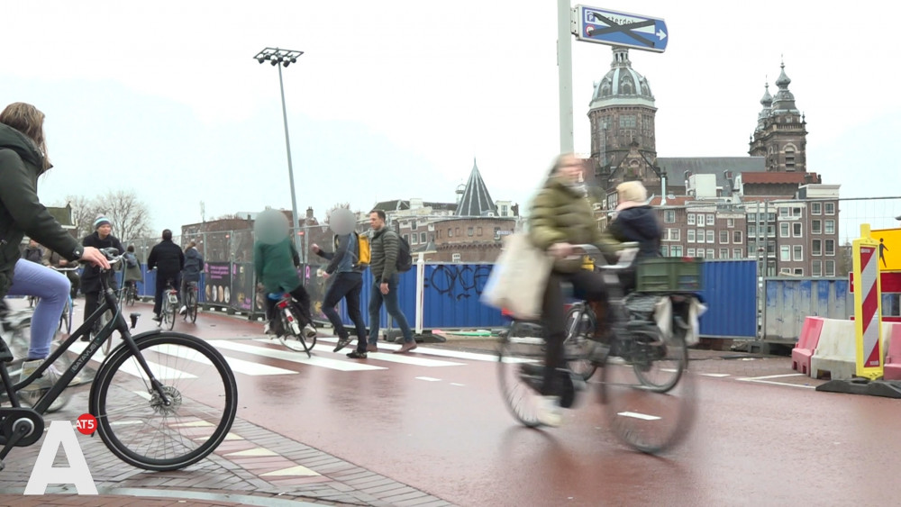 ‘Wat doe je?’ | Voetganger en fietser op de vuist op Odebrug